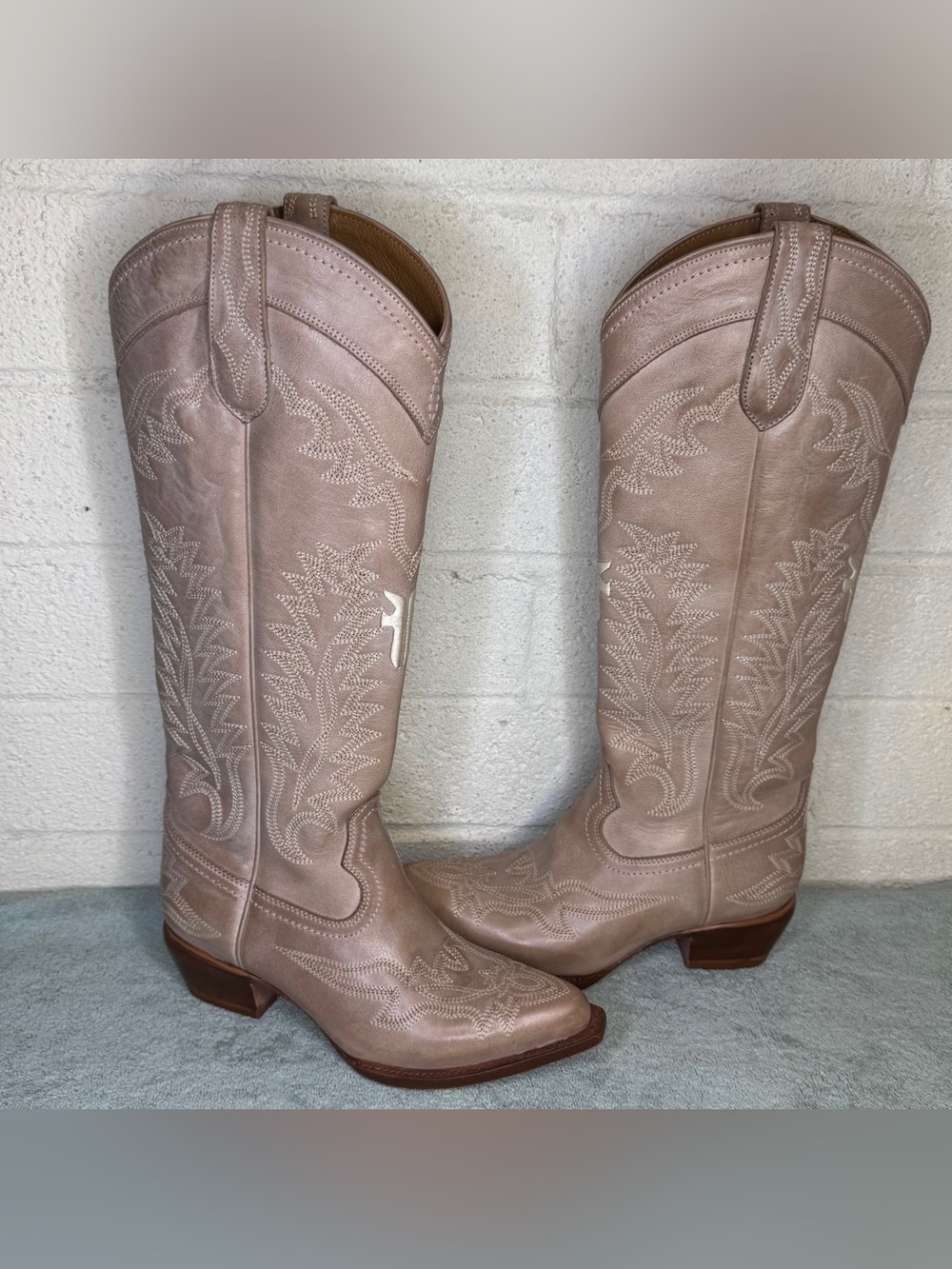 Frye Sacha Feather Deco Western Boots
Rosa 7.5